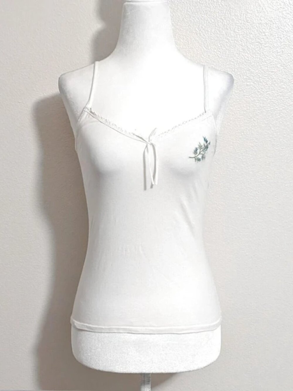 Vintage Secret Treasures White Floral Embroidered Tank Top | Size L